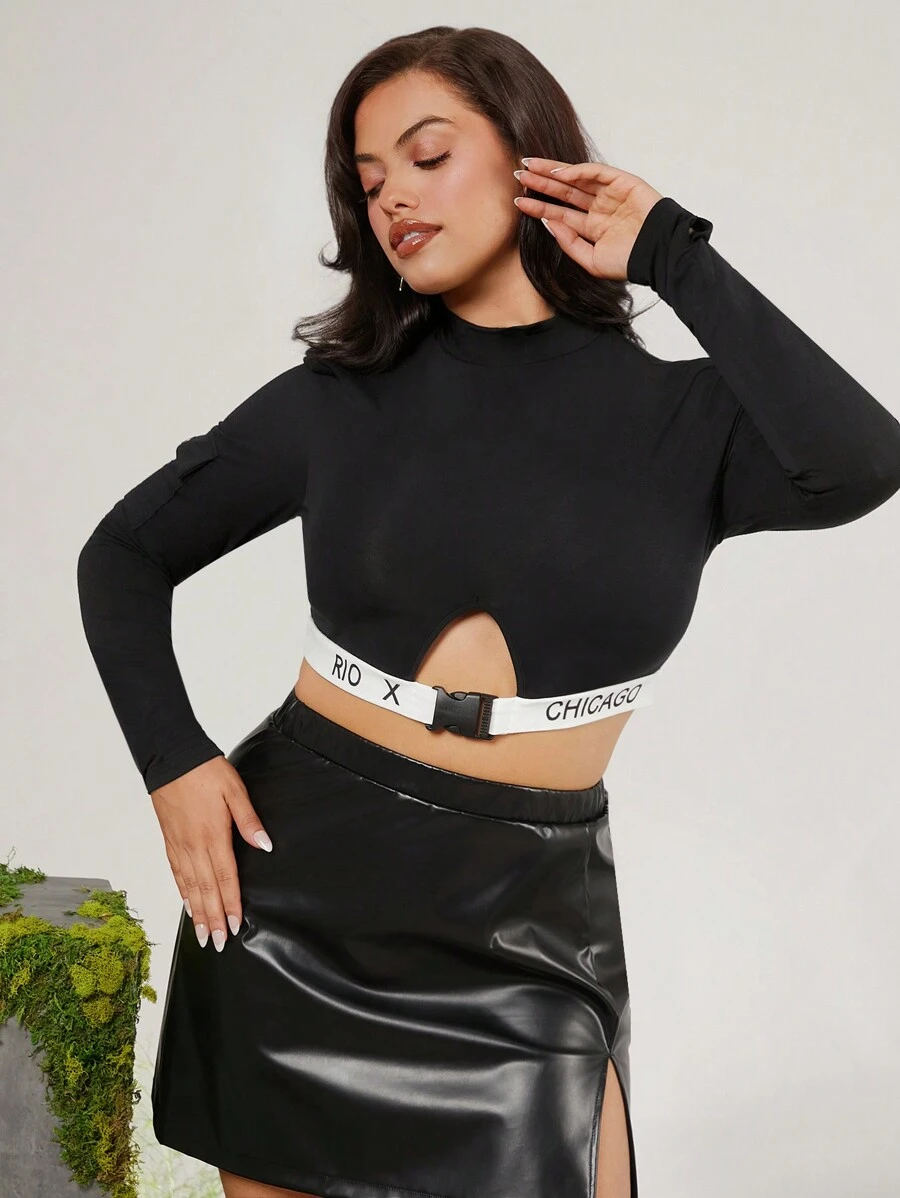 evoluSHEIN X Anitta GAUTII تي شيرت طويل الأكمام مقصّر للسيدات ذوات الحجم الكبير للربيع والخريف، مزين بحروف وتفاصيل منقوبة، مناسب للعطلات والشكر والمهرجانات - أبيض وأسود - مشاهدة 1