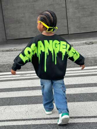 青少年男孩休闲街头时尚宽松图案背部印花运动衫和牛仔效果长裤