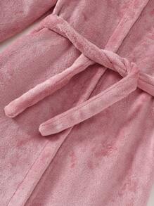 粉色长袍，带白色饰边，适合少女穿着，采用连帽设计，长袖，柔软的毛绒衬里，保暖舒适。这款舒适的长袍套装是睡衣或家居服的时尚舒适之选