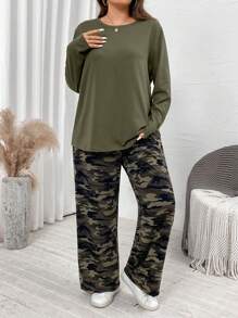 SHEIN LUNE Set de 2 piezas de talla grande con top de manga larga de unicolor y pantalones estampados de camuflaje, estilo casual para primavera y otoño, uso diario, Conjunto de camuflaje de 2 piezas para vacaciones