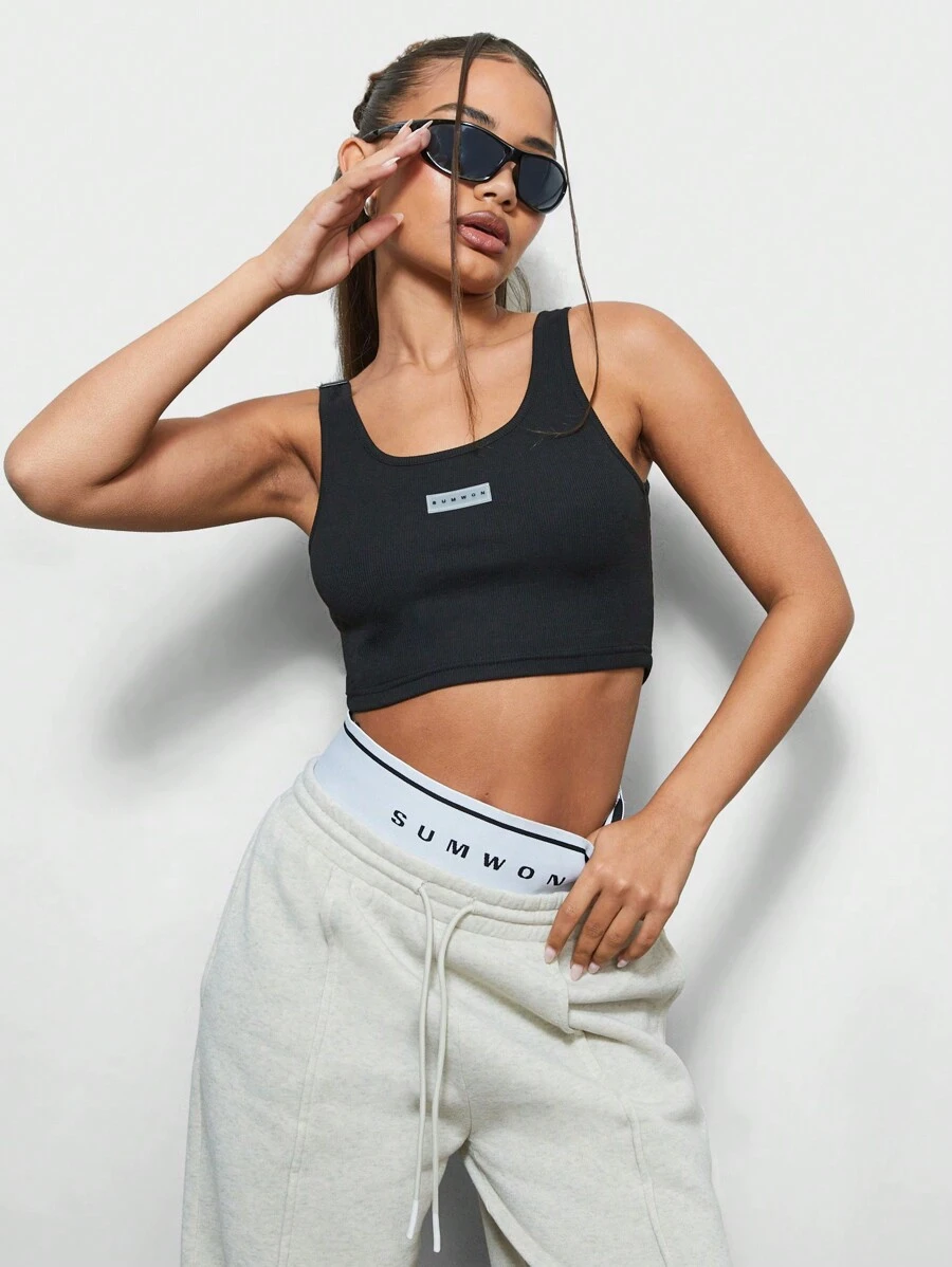 SUMWON WOMEN 街头无袖修身短款背心，带 PU 肩带细节 - 黑色 - 查看 1