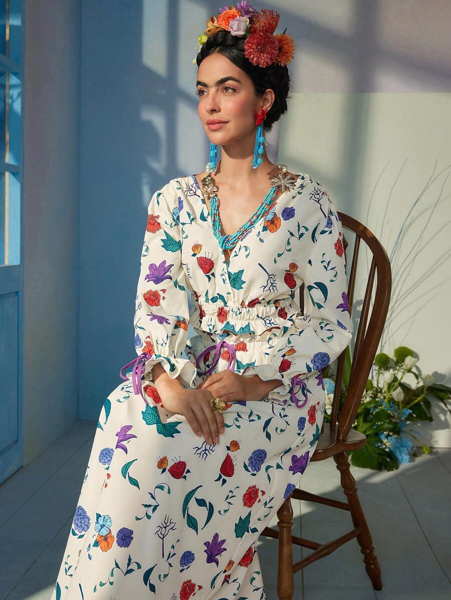 VALERIA GALIPOLI Frida Kahlo X SHEIN X Designer 商务休闲波西米亚风花卉印花 V 领荷叶边袖荷叶边下摆短款衬衫，度假风格，节日，感恩节，节日，办公室 - 彩色 - 查看 1