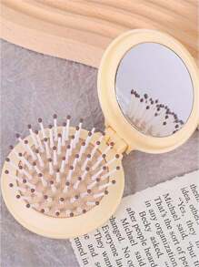 SHEIN 1 pieza Espejo de viaje plegable cepillo de pelo redondo plegable de bolsillo, Mini peine de cabello de tamaño compacto para viajes, Cepillo de masaje para el cabello para mujeres y niñas, Accesorios esenciales para viajes, organizador de viaje para la playa, vacaciones de verano, vuelta al colegio, cuidado del Body para viajes, al aire libre, deportes, oficina, escuela, pinzas de pelo, accesorios para el cabello