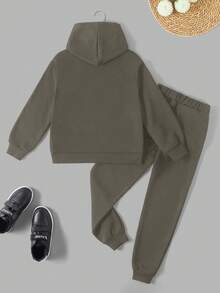 SHEIN Cottnline Tween Boys Game Controller Pattern Hooded Sweatshirt And Letter Pattern Trousers Two-Piece Set - بني - مشاهدة 2