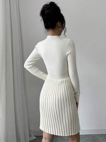 Chiquease Jednolita sukienka dzianinowa z marszczeniami w talii i dopasowanym krojem w kształcie litery A - Morela - Zobacz 2