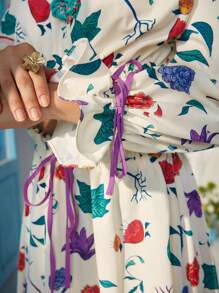 VALERIA GALIPOLI Frida Kahlo X SHEIN X Designer 商务休闲波西米亚风花卉印花 V 领荷叶边袖荷叶边下摆短款衬衫，度假风格，节日，感恩节，节日，办公室 - 彩色 - 查看 5