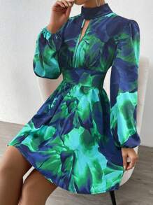 Chiquease Abito casual corto da donna con colletto alla coreana, maniche lunghe, stampa all-over, dettagli traforati e pieghe, adatto per San Valentino