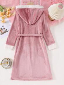 粉色长袍，带白色饰边，适合少女穿着，采用连帽设计，长袖，柔软的毛绒衬里，保暖舒适。这款舒适的长袍套装是睡衣或家居服的时尚舒适之选