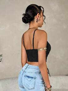 SHEIN BAE Camiseta de tirantes cruzados con bordes de encaje y ajuste ceñido, top de verano para mujeres de unicolor