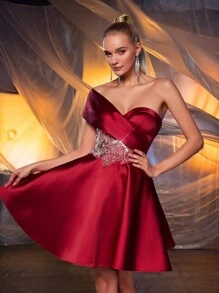 SHEIN Belle Burgundy Red Elegant & Glamorous Stunning Red Shoulder-Revealing High Waist Luxurious Embroidered Pearl & Rhinestone Decor Flare Short Dress, Suitable For Wedding, Graduation, Holiday, Bachelorette Party, Prom, Semi Formal Dress, For Birthday, Wedding Guest, Homecoming - Burgundy - View 4