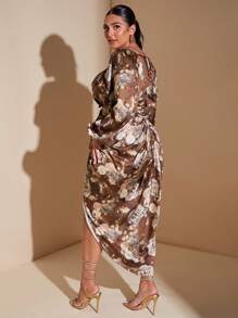 SHEIN BAE 加大码绿色天使花卉图案领口垂坠圆领长袖泡泡袖腿部侧开衩宽松缎面连衣裙 - 咖啡棕 - 查看 2