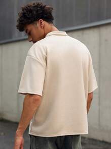 Manfinity Roghcode Camisa tipo polo de verano para hombres con textura y letras en relieve - Caqui - Ver 2