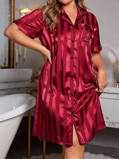 LuxeNights Robe de nuit grande taille en jacquard de faux soie avec col et poche brodés