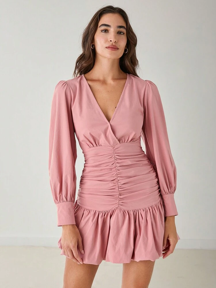 Abito midi elegante aderente a maniche lunghe con scollo a V e arricciature per le donne