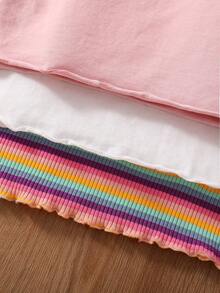 SHEIN 这款女童休闲套装包含三件彩色罗纹长袖T恤，饰有荷叶边和印花图案。上衣采用彩色罗纹设计，增添时尚立体感。领口、袖口和下摆的荷叶边设计甜美可爱，凸显小女孩的娇小可爱。印花图案清新自然，充满活力，更添俏皮灵动。这套三件装包含罗纹印花上衣和可自由搭配的下装，方便小女孩在不同场合展现不同的风格和魅力。 - 彩色 - 查看 5