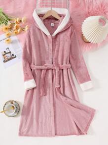 粉色长袍，带白色饰边，适合少女穿着，采用连帽设计，长袖，柔软的毛绒衬里，保暖舒适。这款舒适的长袍套装是睡衣或家居服的时尚舒适之选