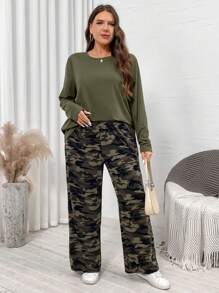 SHEIN LUNE Set de 2 piezas de talla grande con top de manga larga de unicolor y pantalones estampados de camuflaje, estilo casual para primavera y otoño, uso diario, Conjunto de camuflaje de 2 piezas para vacaciones