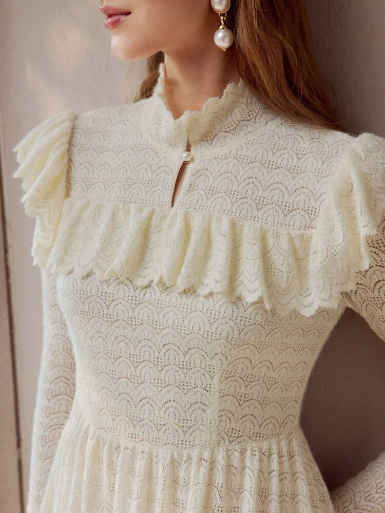 VESTIDO LONGO COM BABADO DE GOLA ALTA, FRANZIDO E RENDA