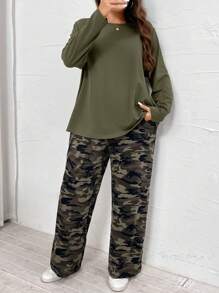 SHEIN LUNE Set de 2 piezas de talla grande con top de manga larga de unicolor y pantalones estampados de camuflaje, estilo casual para primavera y otoño, uso diario, Conjunto de camuflaje de 2 piezas para vacaciones