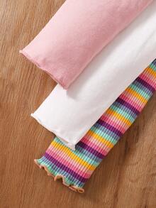 SHEIN 这款女童休闲套装包含三件彩色罗纹长袖T恤，饰有荷叶边和印花图案。上衣采用彩色罗纹设计，增添时尚立体感。领口、袖口和下摆的荷叶边设计甜美可爱，凸显小女孩的娇小可爱。印花图案清新自然，充满活力，更添俏皮灵动。这套三件装包含罗纹印花上衣和可自由搭配的下装，方便小女孩在不同场合展现不同的风格和魅力。 - 彩色 - 查看 3