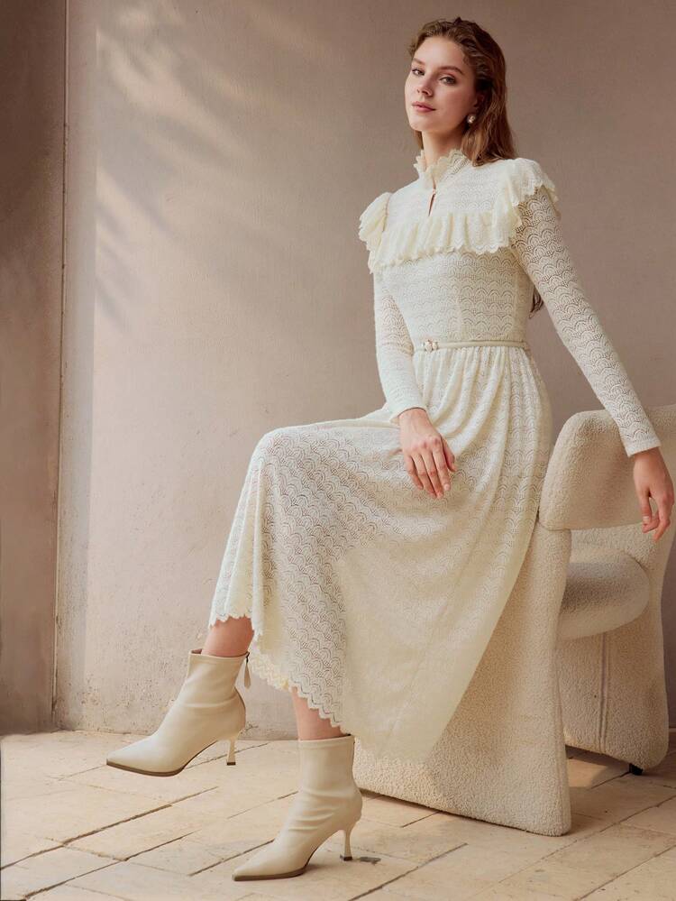 VESTIDO LONGO COM BABADO DE GOLA ALTA, FRANZIDO E RENDA