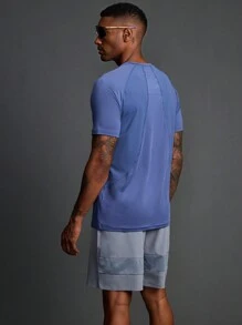 Manfinity Sport Polished Conjunto de camiseta de cuello redondo y manga raglán con estampado de letras y shorts holgados de estilo de novio, ropa deportiva y de gimnasio