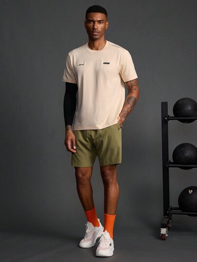 Manfinity Sport Polished Męski styl Boyfriend Letter Print Okrągły dekolt Krótki rękaw Codzienny T-shirt sportowy Fitness Powrót do szkoły Siłownia Strój turystyczny Skrócona koszulka Gładka koszulka