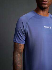 Manfinity Sport Polished Conjunto de camiseta de cuello redondo y manga raglán con estampado de letras y shorts holgados de estilo de novio, ropa deportiva y de gimnasio
