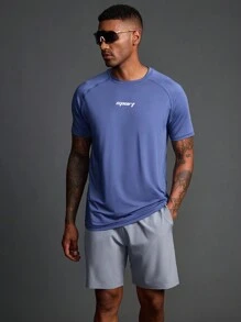 Manfinity Sport Polished Conjunto de camiseta de cuello redondo y manga raglán con estampado de letras y shorts holgados de estilo de novio, ropa deportiva y de gimnasio