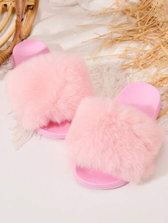 Bekväma och moderiktiga, avslappnade plyschtofflor för flickor