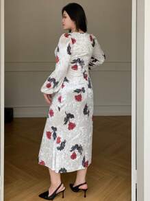 Dazy Petite Plus Abito elegante aderente in velluto con motivo floreale, abito a maniche lunghe per l'autunno