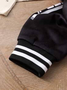 SHEIN Chaqueta con estampado de elementos de motocicleta para niño de moda. Esta chaqueta está diseñada con elementos de motocicleta, mostrando un aspecto elegante y con estilo - Negro - Ver 4