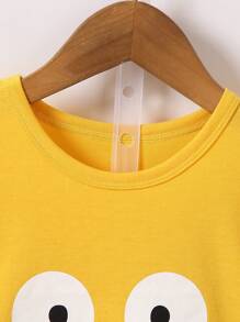 SHEIN Camiseta de manga corta informal con estampado de cara sonriente apta para niños de 4 a 7 años en el verano caluroso. Tela suave y agradable a la piel, de color brillante y con un estampado de dibujos animados que aporta vitalidad y moda. Adecuada para salidas, la escuela o el uso diario, aportando frescura y estilo al niño pequeño en el caluroso verano