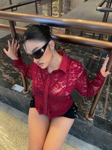 Flirla Blusa de encaje transparente con botones al frente y manga larga, informal y para resort, tallas grandes para mujeres