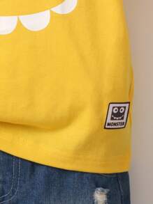 SHEIN Camiseta de manga corta informal con estampado de cara sonriente apta para niños de 4 a 7 años en el verano caluroso. Tela suave y agradable a la piel, de color brillante y con un estampado de dibujos animados que aporta vitalidad y moda. Adecuada para salidas, la escuela o el uso diario, aportando frescura y estilo al niño pequeño en el caluroso verano