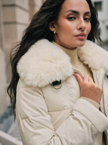 SHEIN x Carly Lawrence Anewsta Chaqueta corta con cuello esponjoso de mujer en beige