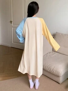 DAZY Vestido holgado de ropa de casa con estampado de dibujos animados, mangas raglán de color contrastante y parches