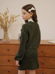 Tween Girls 绿色手工钩针装饰套头衫和 A 字裙套装，展现精致优雅的风格。手工钩针 3D 装饰设计增添了精致而奢华的细节