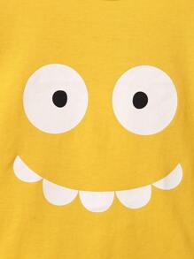 SHEIN Camiseta de manga corta informal con estampado de cara sonriente apta para niños de 4 a 7 años en el verano caluroso. Tela suave y agradable a la piel, de color brillante y con un estampado de dibujos animados que aporta vitalidad y moda. Adecuada para salidas, la escuela o el uso diario, aportando frescura y estilo al niño pequeño en el caluroso verano