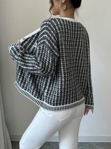 Chiquease Áo khoác cardigan dáng rộng dài tay họa tiết kẻ caro thả vai cho nữ mùa thu/đông - Đen và trắng - Xem 2
