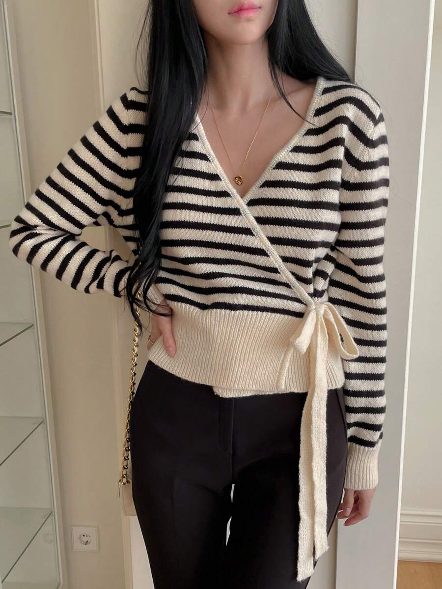 DAZY Áo khoác cardigan dáng ôm, cổ chữ V, họa tiết sọc tương phản, quần áo mùa thu cho nữ - Đen và trắng - Xem 1
