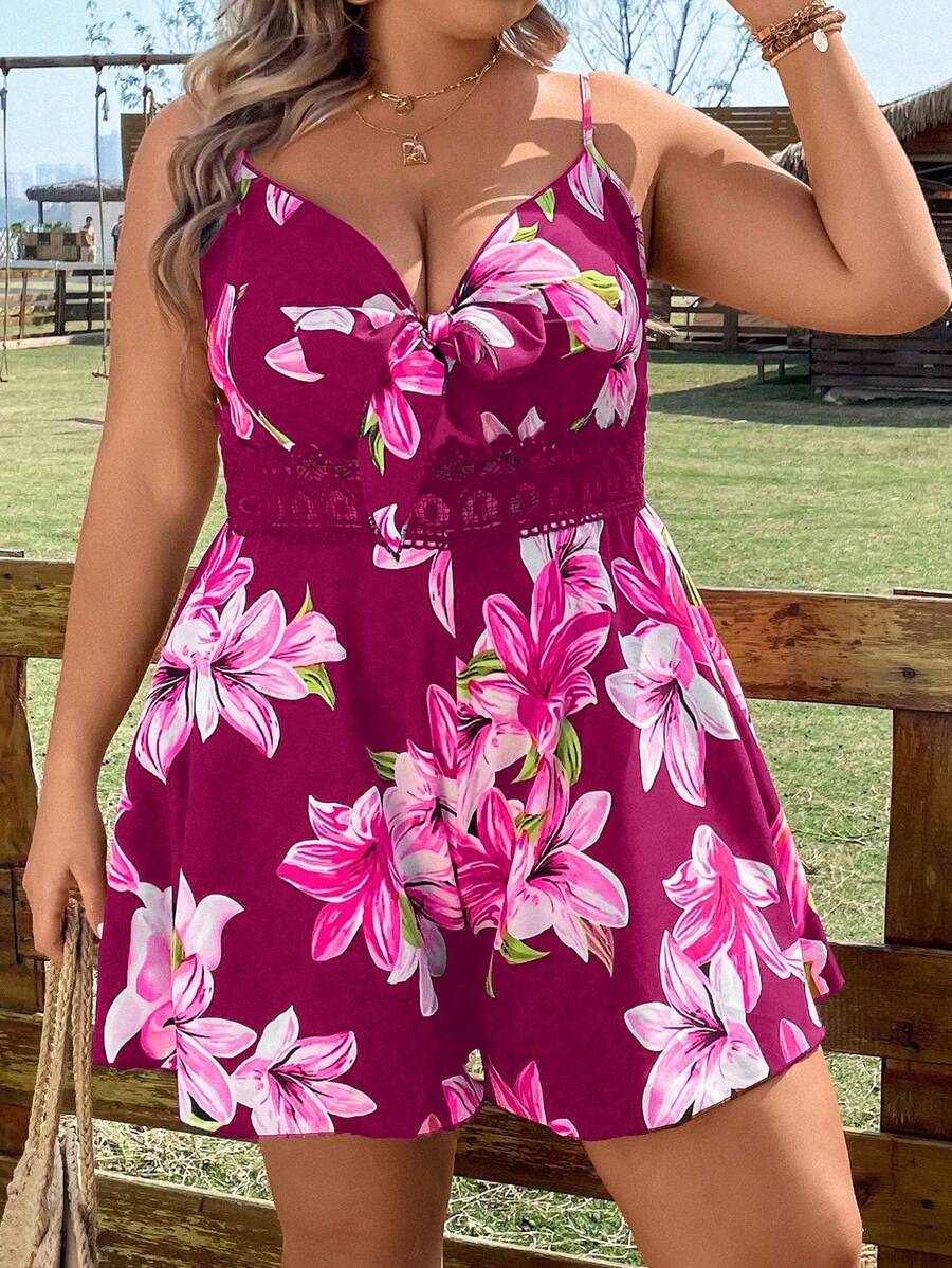SHEIN Holidaya Bộ đồ liền thân ren tương phản in hoa phía trước thắt eo cỡ lớn cho nữ, mùa hè - Màu Hồng Tươi - Xem 1