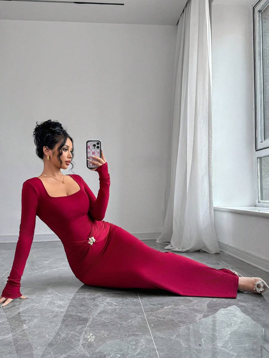 Firerie 女式勃艮第色方领花卉装饰金属环吊坠长袖长裙，长袖紧身连衣裙，初秋性感无袖低胸镂空连衣裙带金属纽扣装饰，适合约会、派对、度假、宴会、返校季的长裙。 - 酒紅色 - 查看 1