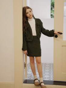 Tween Girls 绿色手工钩针装饰套头衫和 A 字裙套装，展现精致优雅的风格。手工钩针 3D 装饰设计增添了精致而奢华的细节