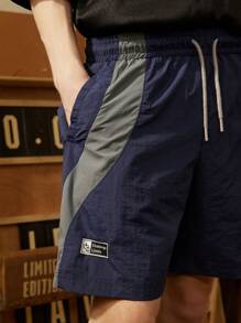 Manfinity Sport Corelite Short style boyfriend décontracté pour hommes avec bords contrastés. Tenue de sport et de plein air, short de retour à l'école, tenue de gym, tenue de randonnée, sous-chemise courte