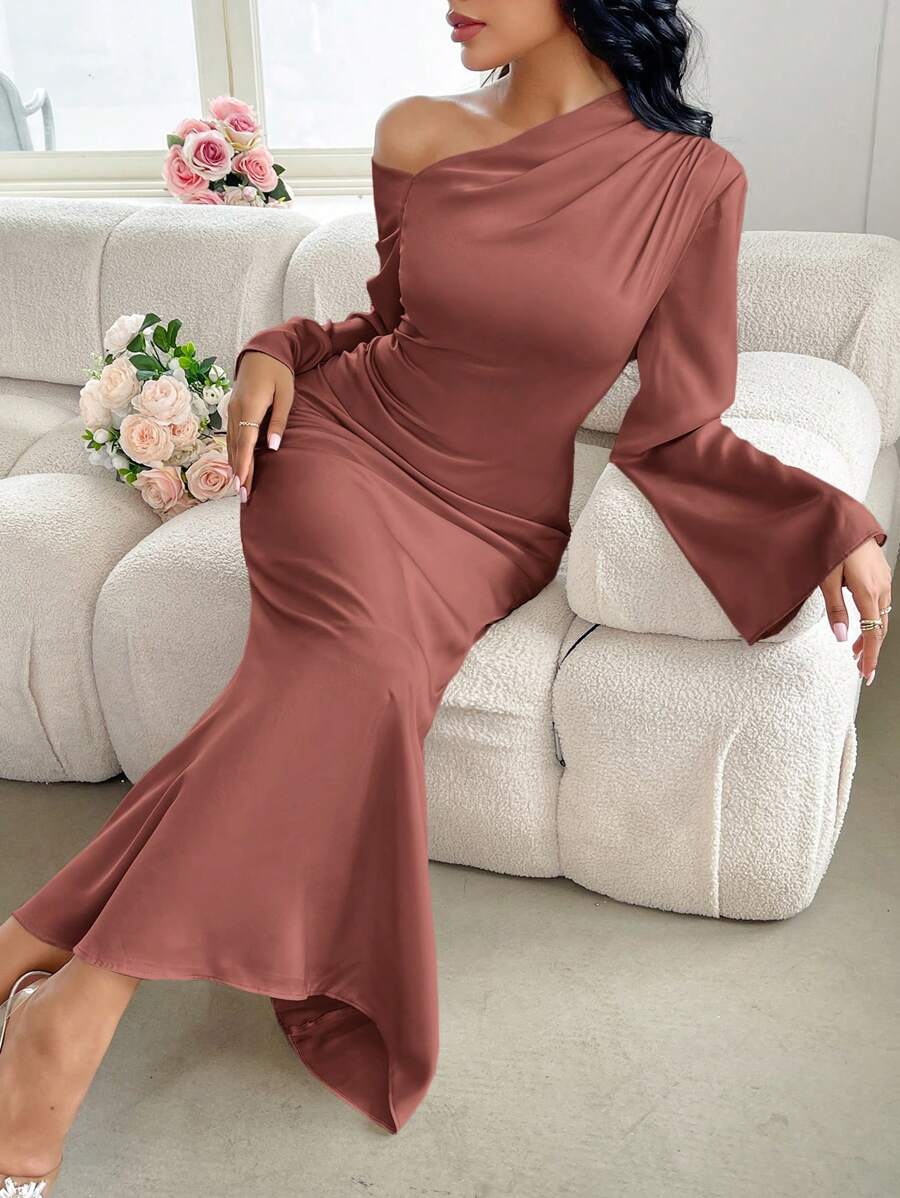 Modelyn 女士纯色露肩宽松长袖紧身连衣裙，带褶边，婚礼/场合礼服长款晚礼服 - 紅木色 - 查看 1