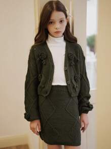 Tween Girls 绿色手工钩针装饰套头衫和 A 字裙套装，展现精致优雅的风格。手工钩针 3D 装饰设计增添了精致而奢华的细节