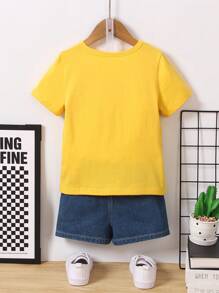 SHEIN Camiseta de manga corta informal con estampado de cara sonriente apta para niños de 4 a 7 años en el verano caluroso. Tela suave y agradable a la piel, de color brillante y con un estampado de dibujos animados que aporta vitalidad y moda. Adecuada para salidas, la escuela o el uso diario, aportando frescura y estilo al niño pequeño en el caluroso verano