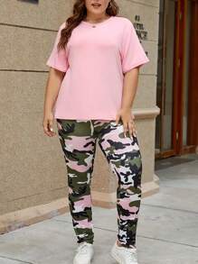 SHEIN 2 pièces Ensemble tee-shirt à col rond unicolore et pantalon camouflage pour femmes grandes tailles, été