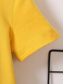 SHEIN Camiseta de manga corta informal con estampado de cara sonriente apta para niños de 4 a 7 años en el verano caluroso. Tela suave y agradable a la piel, de color brillante y con un estampado de dibujos animados que aporta vitalidad y moda. Adecuada para salidas, la escuela o el uso diario, aportando frescura y estilo al niño pequeño en el caluroso verano